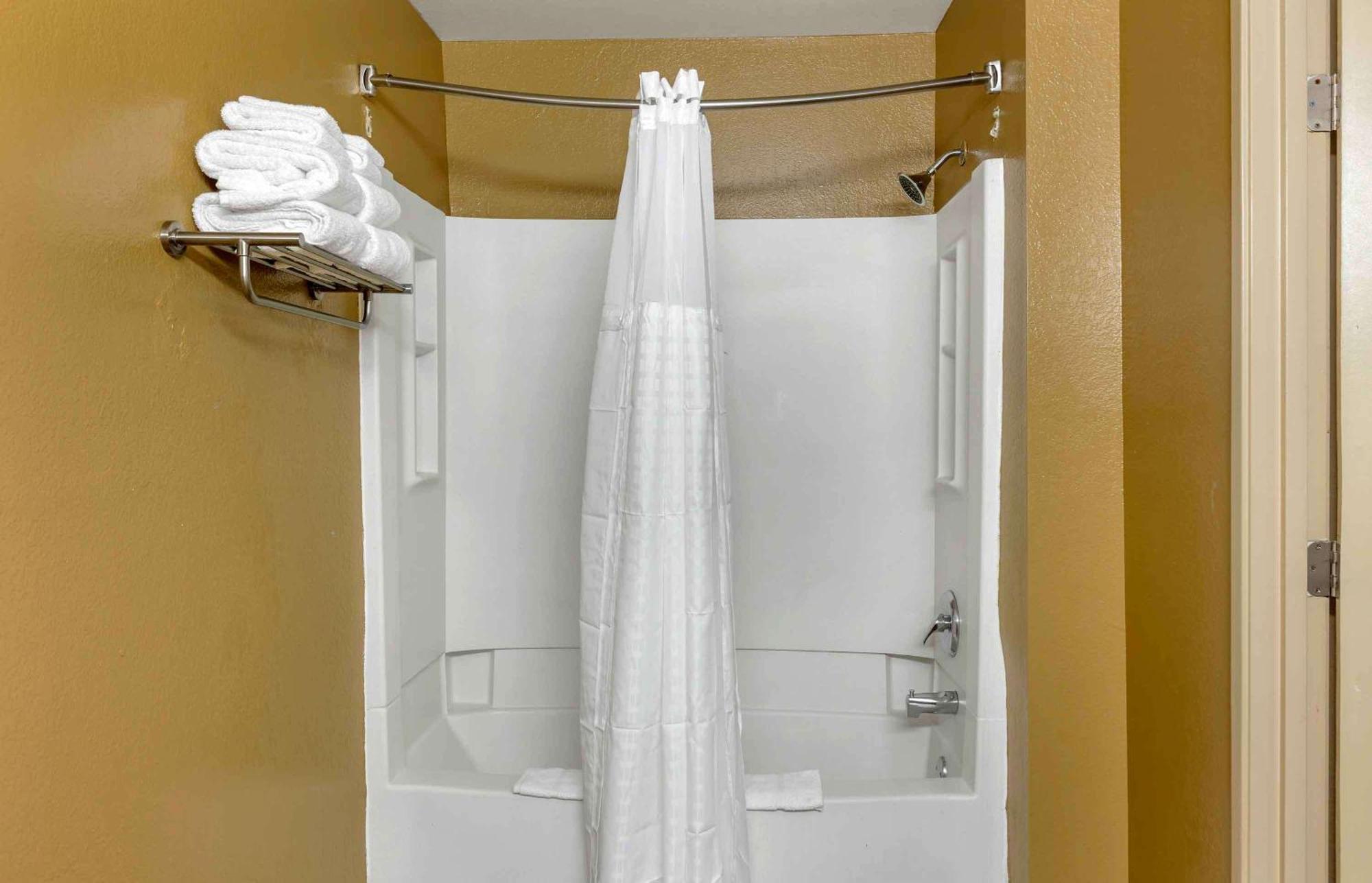 Extended Stay America Select Suites - Greensboro - Wendover Ave - Big Tree Way Exterior photo