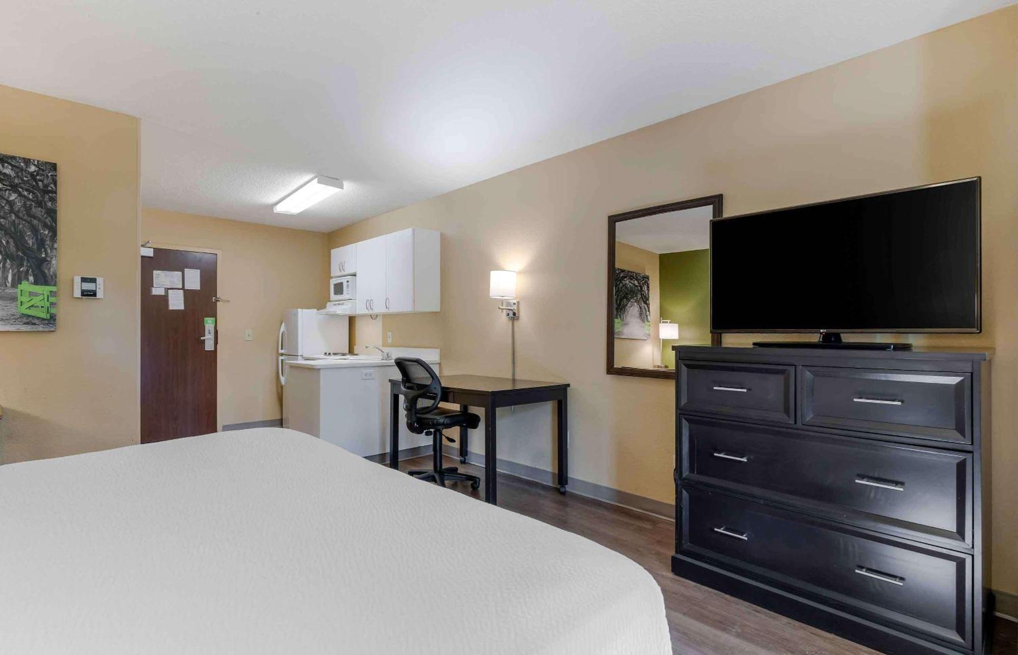 Extended Stay America Select Suites - Greensboro - Wendover Ave - Big Tree Way Exterior photo