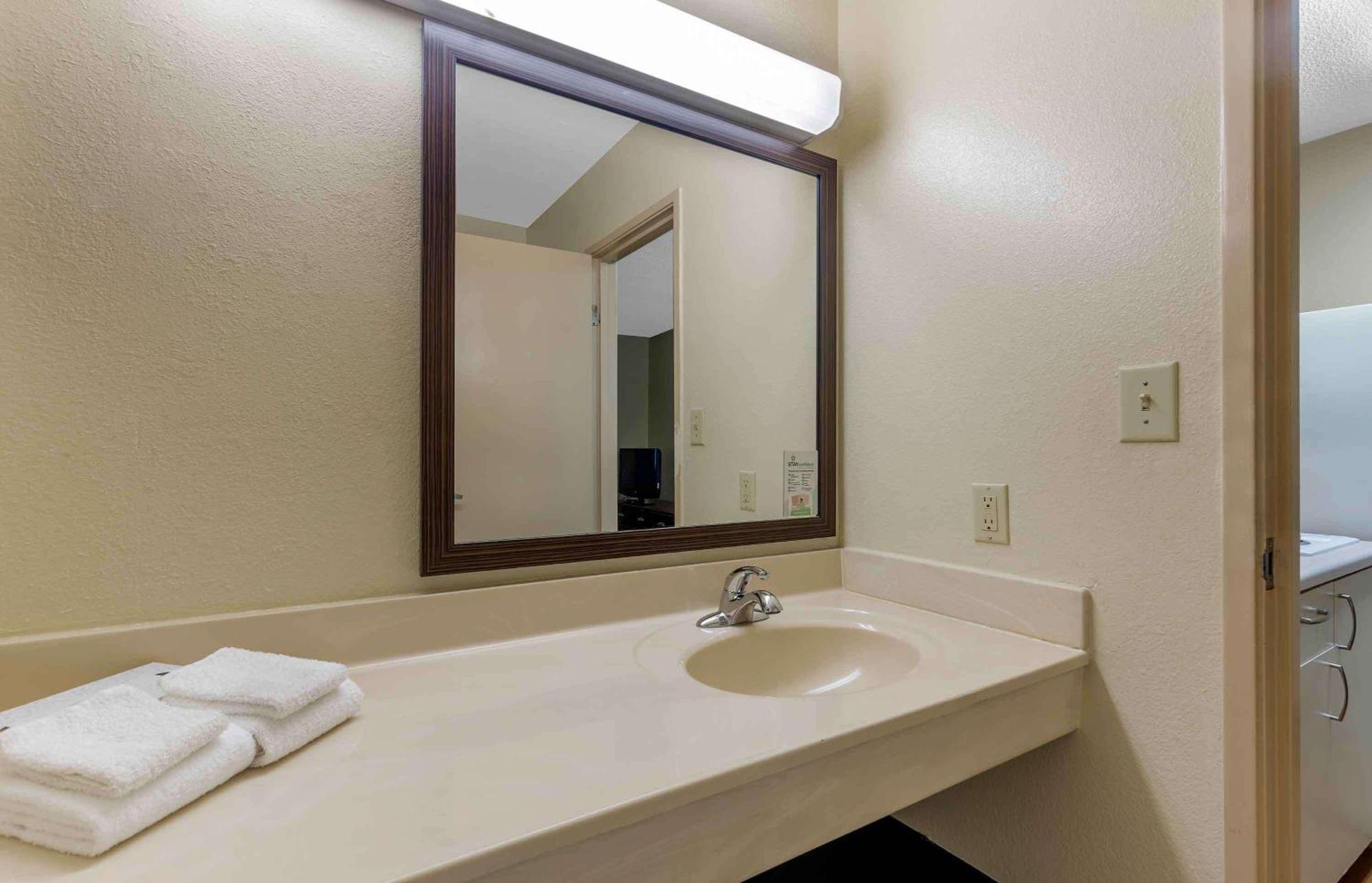 Extended Stay America Select Suites - Greensboro - Wendover Ave - Big Tree Way Exterior photo