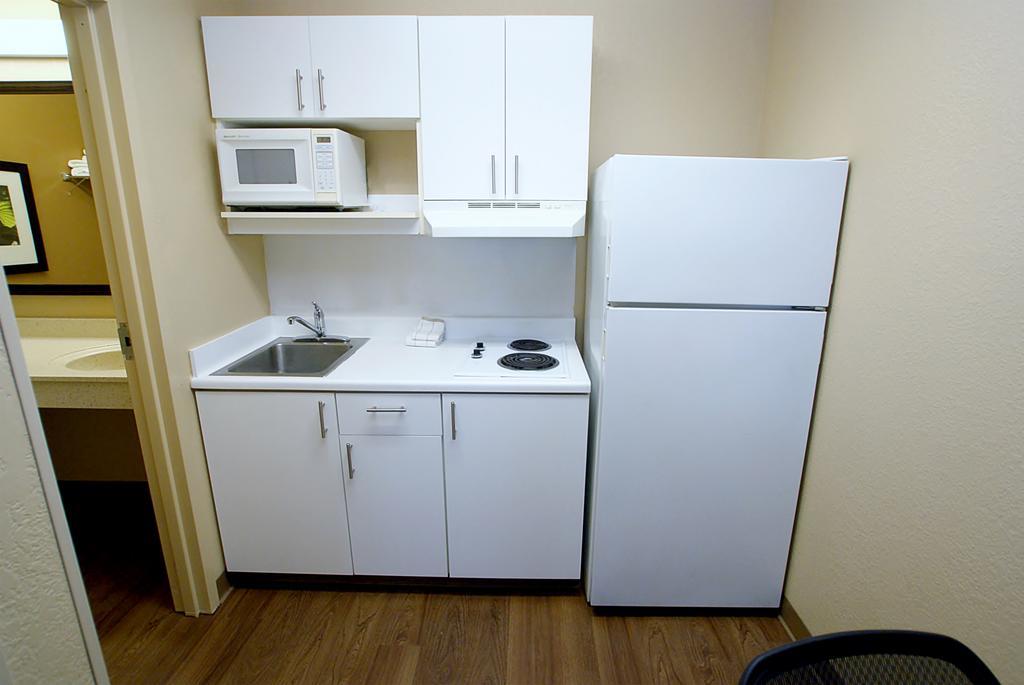 Extended Stay America Select Suites - Greensboro - Wendover Ave - Big Tree Way Exterior photo
