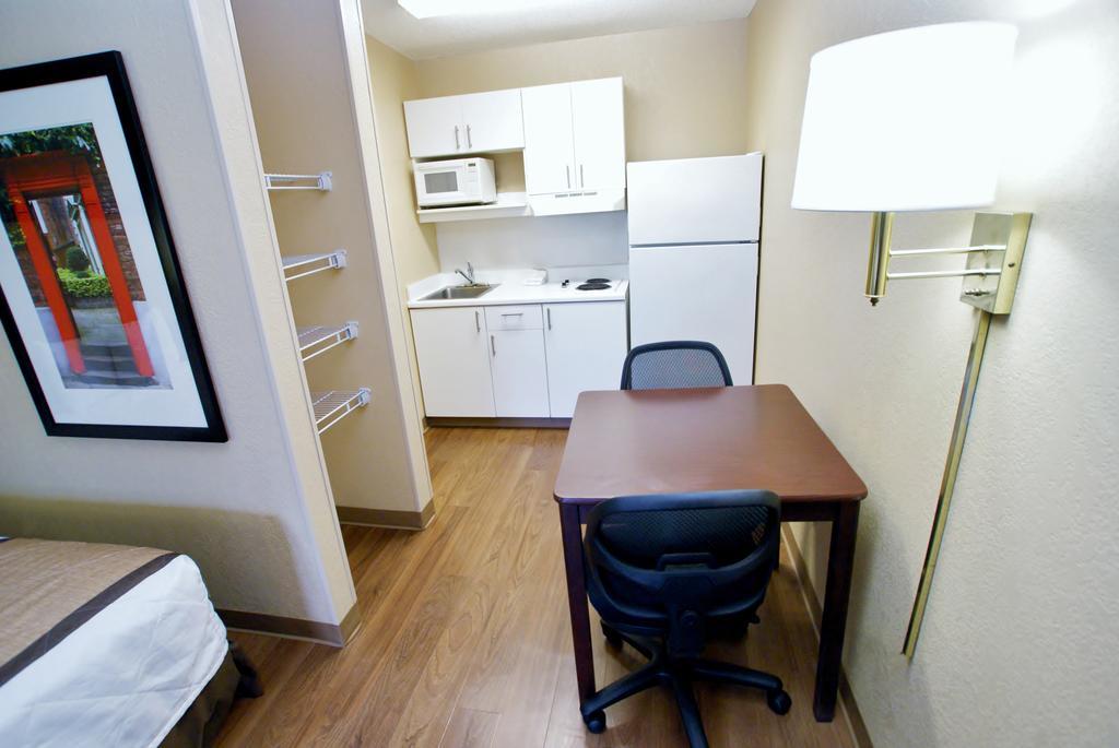 Extended Stay America Select Suites - Greensboro - Wendover Ave - Big Tree Way Exterior photo