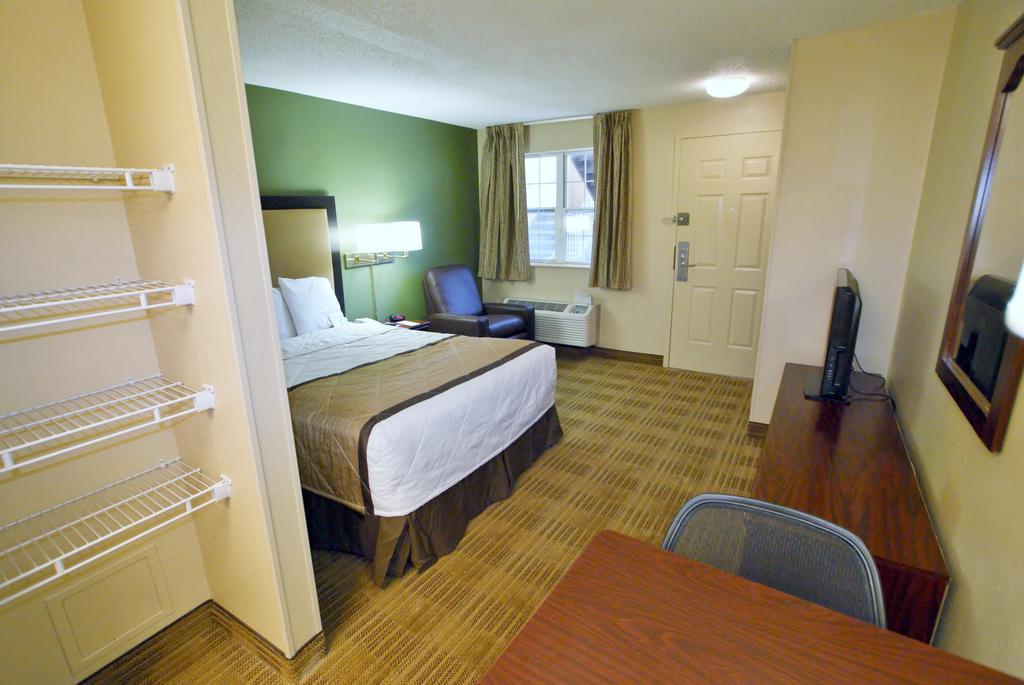 Extended Stay America Select Suites - Greensboro - Wendover Ave - Big Tree Way Exterior photo