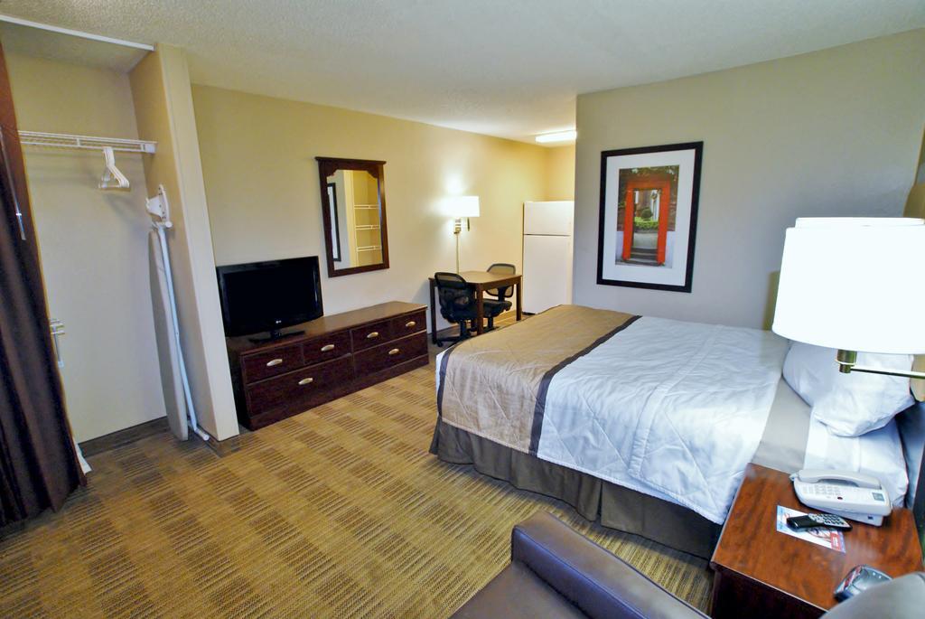 Extended Stay America Select Suites - Greensboro - Wendover Ave - Big Tree Way Exterior photo
