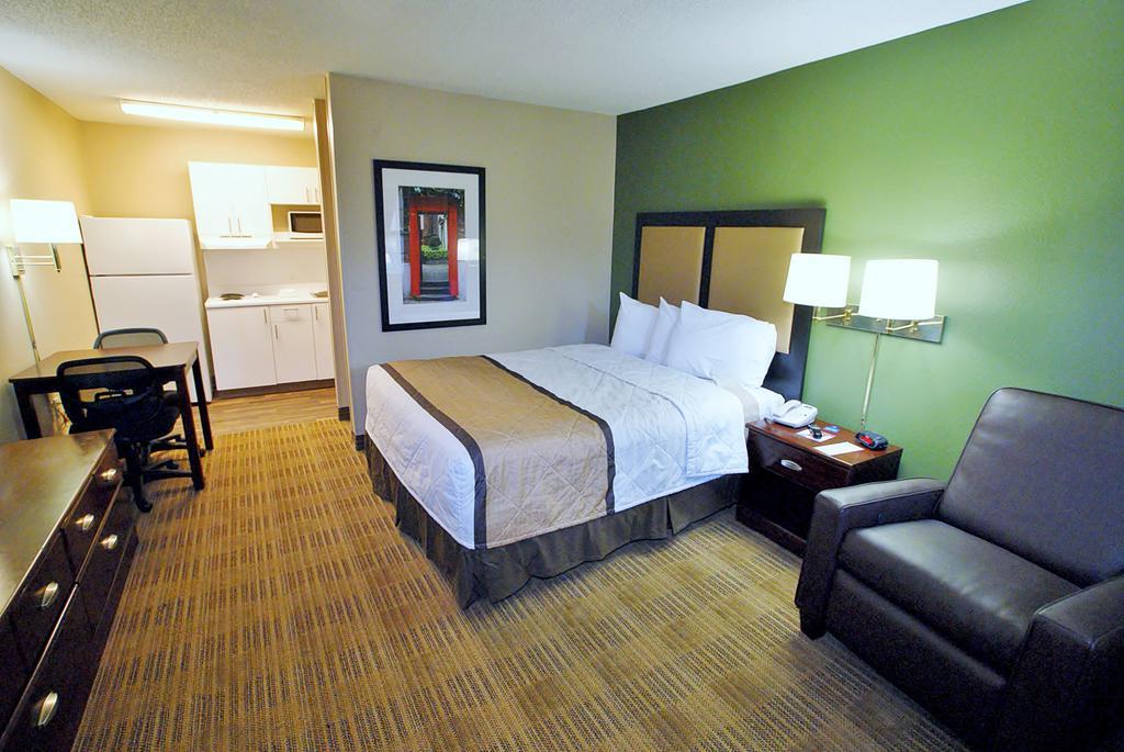 Extended Stay America Select Suites - Greensboro - Wendover Ave - Big Tree Way Exterior photo